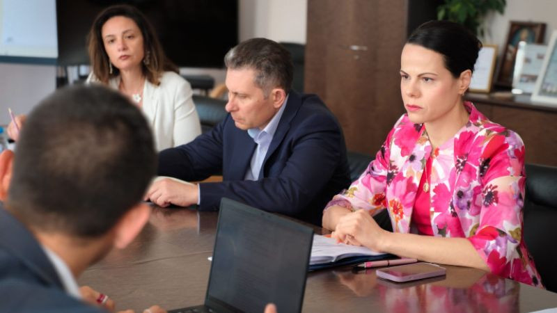 Министър Ивкова: Трябва да задържим младите лекари с реални решения